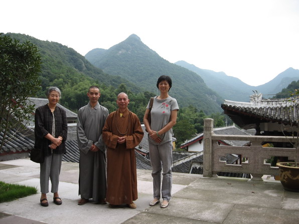 日本佛教信徒松本妙子居士在南普陀寺妙老塔前献花敬香、并到雁荡山能仁禅寺体验丛林生活(图10) 日本佛教信徒松本妙子居士在南普陀寺妙老塔前献花敬香、并到雁荡山能仁禅寺体验丛林生活(图10)