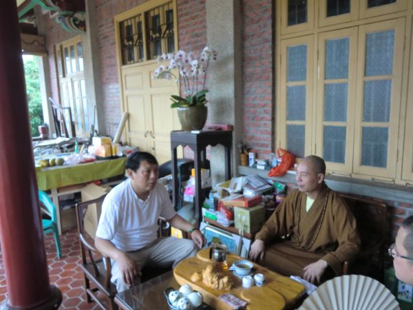 本寺方丈了法大和尚书画展进入第三天--著名书画家张锦栋先生来访(图1) 本寺方丈了法大和尚书画展进入第三天--著名书画家张锦栋先生来访(图1)