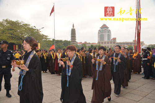 厦门南普陀寺水陆大斋胜会内坛举行发符、悬幡仪式(图34) 厦门南普陀寺水陆大斋胜会内坛举行发符、悬幡仪式(图34)
