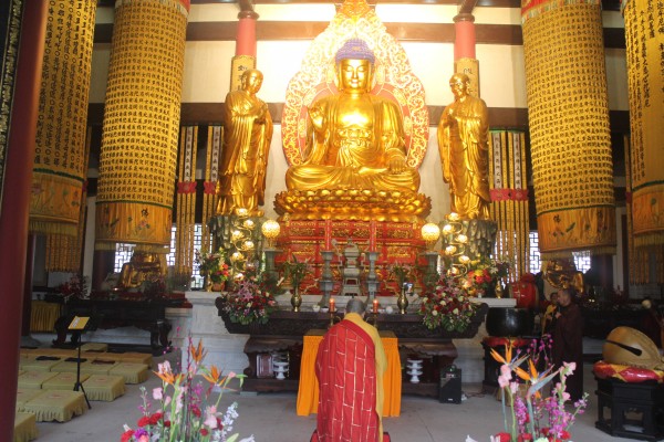 雁荡山能仁寺全体僧众举行了一年一度的扫塔上供祭祖法会(图2)