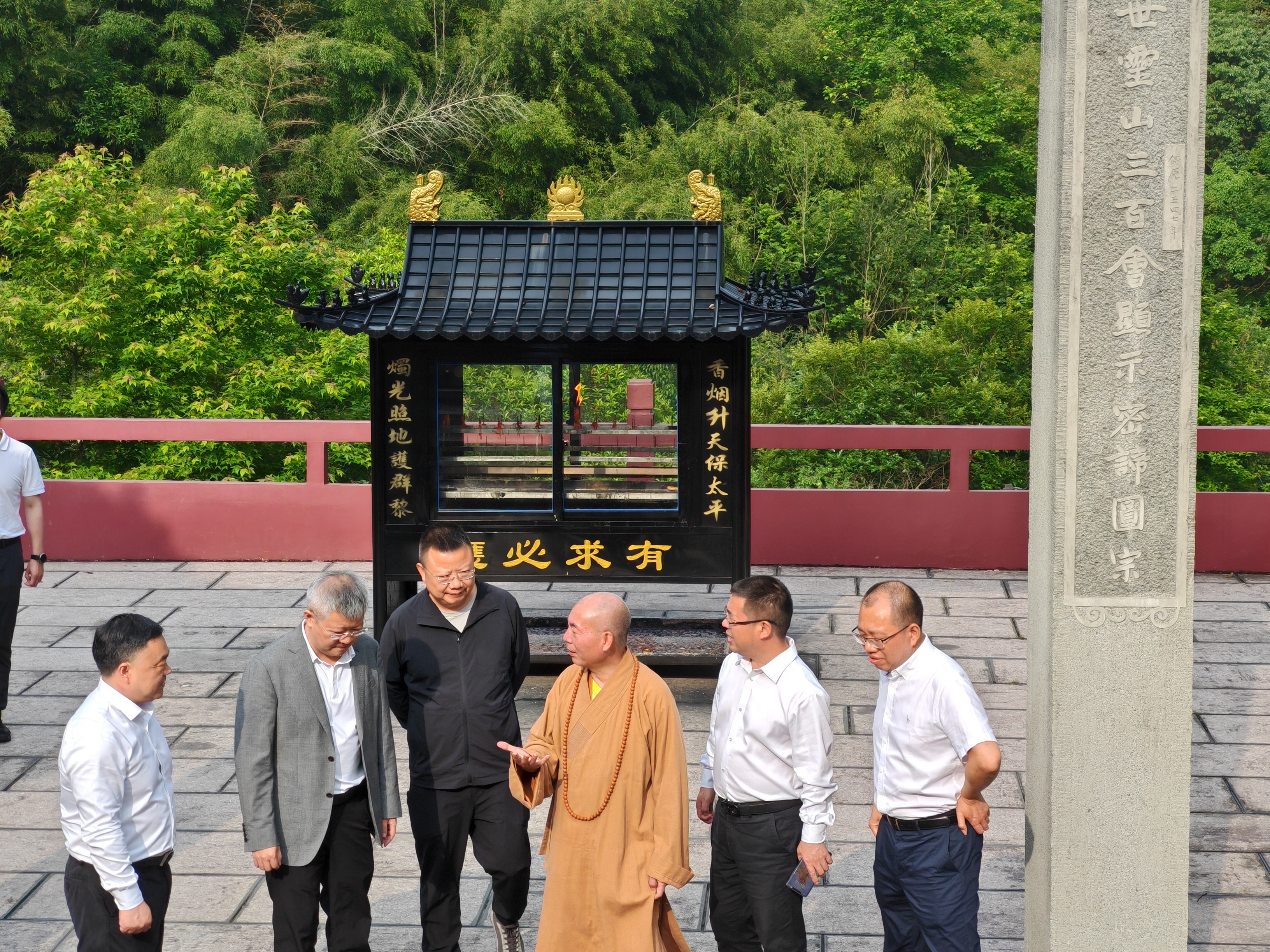 温州市委常委、统战部部长汪驰一行来雁荡山能仁寺调研(图2)